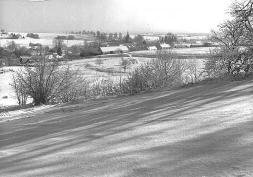 Pohled na&nbsp;dolní část Lodhéřova. V&nbsp;pozadí je kostel a&nbsp;cesta do&nbsp;Dolní Radouně, vroubená po&nbsp;pravé straně modříny. Snímek z&nbsp;r. 1968.
